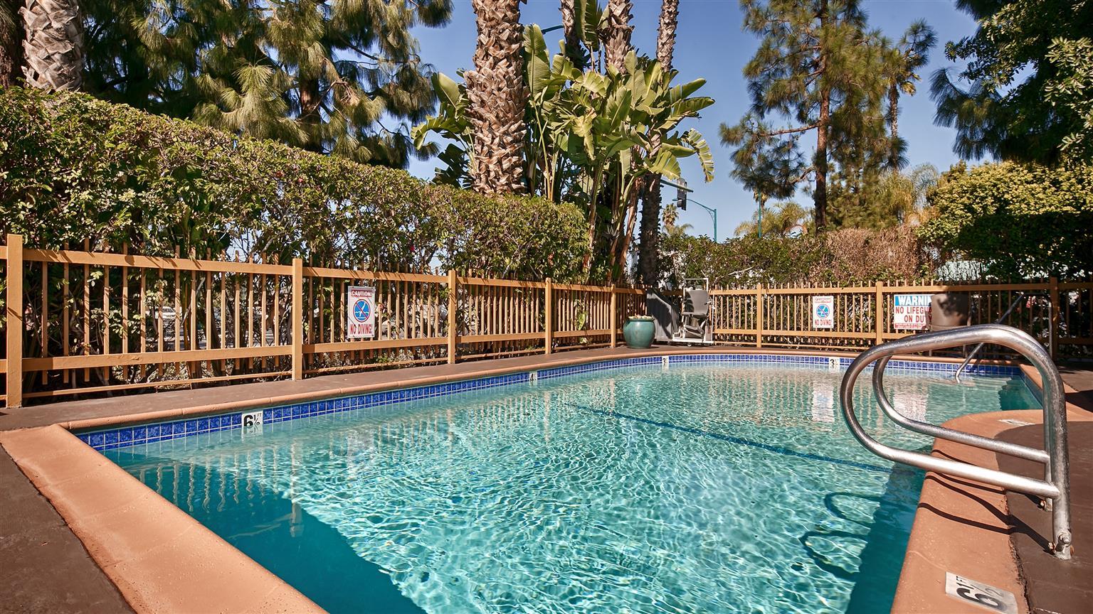 Best Western Courtesy Inn Hotel - Anaheim Resort At The Park Dış mekan fotoğraf